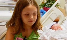 Bé gái 8 tuổi đỡ đẻ cho mẹ