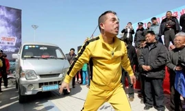 Người đàn ông kéo xe ô tô bằng… lỗ mũi