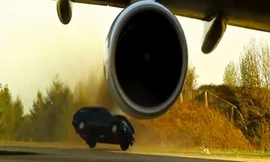 Boeing 747 thổi bay ôtô