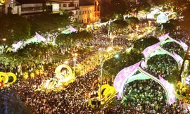 Hàng vạn người đổ về trung tâm Sài Gòn đón giao thừa