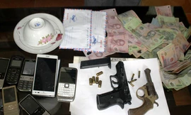 9X mang hai khẩu súng canh sới bạc