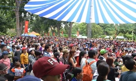 Khu vui chơi ở TP HCM chật cứng người dịp lễ