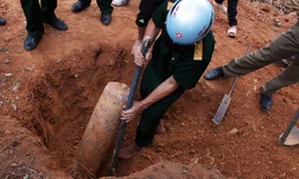 Lực lượng chức năng đang đào quả bom