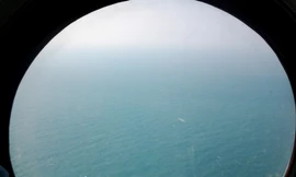 Khi trực thăng bắt đầu ra biển...