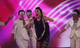 Pha Lê sợ giẫy giụa khi vừa vác rắn, vừa hát