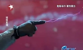 Thót tim cảnh cậu bé phóng điện từ ngón tay