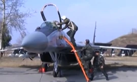 Xem lính dù, máy bay chiến đấu Ukraine huấn luyện