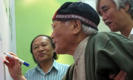 Nhà văn Tô Hoài ký tặng tại lễ kỷ niệm Dế Mèn phiêu lưu ký tròn 70 tuổi - Ảnh: Tuổi Trẻ