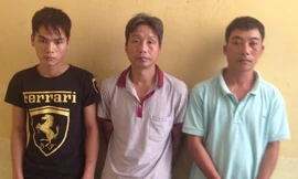 Hào (giữa) cùng 2 nhân viên bị tạm giữ điều tra. Ảnh: Zing