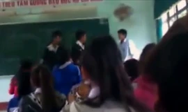 Thầy giáo và học sinh đánh nhau trên bục giảng 