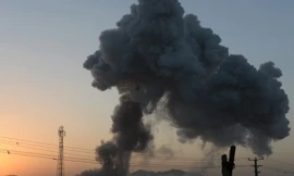 Khói bốc lên sau một vụ tấn công ở Ghazni. (Nguồn: AFP/TTXVN) 