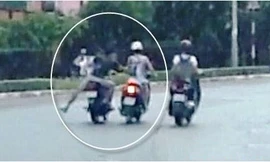 Nhốt cha mẹ trong nhà rồi rủ bạn đi cướp