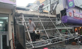 Tấm biển quảng cáo ngã đè hư hỏng 4 xe máy