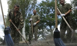 Lính Ukraine bị phe ly khai bắt lao động công ích