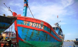 Tàu cá bị đâm chìm cập bờ sau 30 giờ lai dắt. Ảnh: Nguyễn Huy