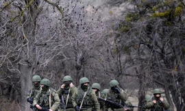 Binh sỹ Nga tuần tra ở Perevalnoye, ngoại ô Simferopol ngày 20/3.