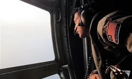 Trung sĩ Zulfamy Bin Sulaman, một trong 6 thành viên trong đội cứu hộ, trên phi cơ vận tải quân sự C-130 Hercules. Ảnh: Telegraph.