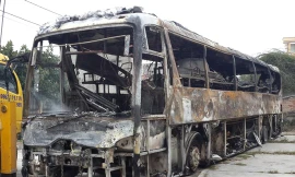 Xe giường nằm chở 40 người cháy trơ khung