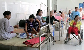 Bệnh nhân đang điều trị tại Bệnh viện Đa khoa huyện Long Mỹ, tỉnh Hậu Giang. Ảnh Báo Hậu Giang.