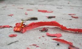 Xác pháo đỏ đường trong sáng mùng 1 Tết