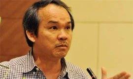 Vợ con bầu Đức sang hết Singapore sống