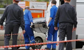 Thi thể nạn nhân được đưa lên xe cứu thương. Ảnh: Interfax.