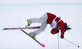 Cú ngã kinh hoàng khiến VĐV trượt tuyết gãy hàm