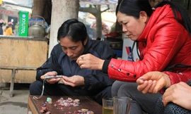 Đá quý bày bán như rau ở Yên Bái