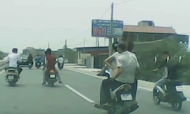 Nam thanh niên say rượu cản trở xe cán bộ cao cấp