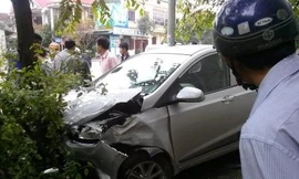 Ô tô đâm xe cứu thương, cả 2 tài xế nhập viện