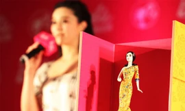 Băng Băng đọ sắc với búp bê Barbie