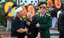 Nỗi đau trong lễ tang 18 chiến sỹ tai nạn máy bay