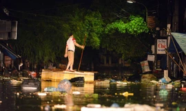 Người Lạng Sơn mò mẫm đi bằng phao giữa biển nước