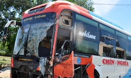 Xe khách đấu đầu, nhiều người văng xuống đường