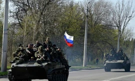 Xe bọc thép của Ukraine theo phe ủng hộ Nga. (Nguồn: Reuters)