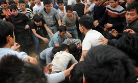 Người tham gia cướp phết tìm đủ mọi cách để tiếp cận được trung tâm đám đông, nơi quả phết đang nằm trong tay ai đó