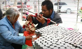 Vác bao tải tiền xu đóng học phí cho con