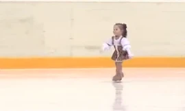 Bé gái hơn 2 tuổi trượt băng cực đỉnh