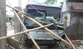 Xe khách nát đầu vì đâm vào nhà dân ven đường
