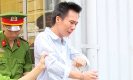 Bị cáo Đăng khóc khi nhận án. Ảnh. H. H.