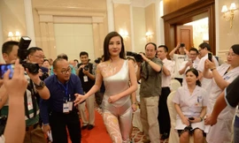 Can Lộ Lộ vô duyên vì quần bó