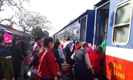 Khách đi tàu vẫn đông nườm nượp ngày 4/2.