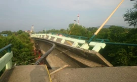 Hai trận động đất mới ở miền nam Mexico khiến một cây cầu bị đổ sập. Ảnh: Twitter