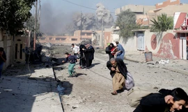 Người dân sợ hãi chạy trốn trong một cuộc không kích của liên minh do Mỹ dẫn đầu vào vị trí của IS ở Mosul, Iraq, vào năm 2016. Ảnh: Reuters