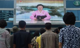 Người Triều Tiên chăm chú theo dõi nữ phát thanh viên Ri Chun-hee thông báo tin tức. Ảnh: AFP