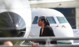 Bà Michelle lên máy bay của tỷ phú Richard Branson để đến quần đảo Virgin. Ảnh: AP