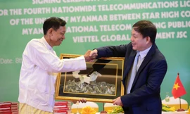 Ông Lê Đăng Dũng - Phó Tổng giám đốc Tập đoàn Viettel bắt tay đối tác Star High