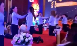Các nữ nhân viên công ty Trung Quốc tát nhau trong lễ tổng kết năm. Ảnh cắt từ video