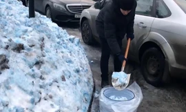 Hàng ngàn người Nga hoang mang vì tuyết hoá xanh sau một đêm