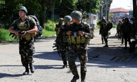 Quân đội Philippines tiếp tục các cuộc tấn công chống lại phiến quân Maute đang chiếm nhiều vùng tại Marawi. Ảnh: Reuters